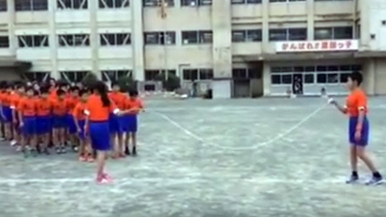 Jump rope geniuses: Japanese students skip with military precision (VIDEO)