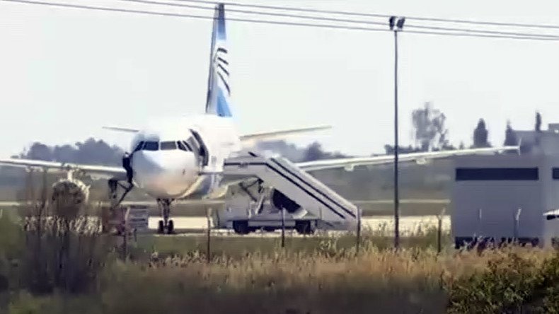 Daring escape: EgyptAir crew member slides through cockpit window to escape hijacked plane (VIDEO)