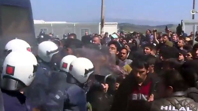 Clashes erupt between refugees, riot police at Greece's Idomeni camp (VIDEO)