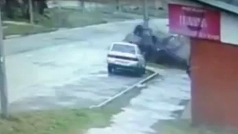 2 men miraculously survive extreme car ejection in Russia (VIDEO)