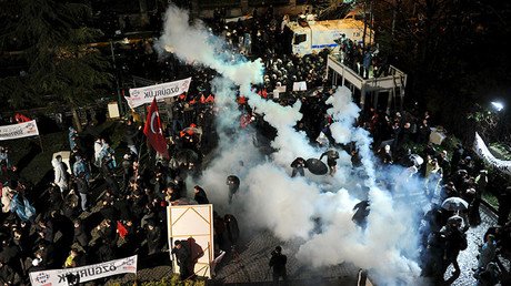 Turkish police raid opposition Zaman daily HQ, unleash tear gas & water cannon on protesters