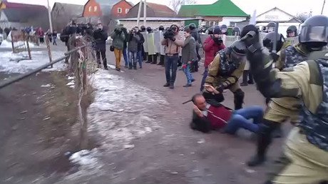 500 riot police vs Roma: Broken gas pipe results in tense standoff in central Russia (PHOTOS, VIDEO)