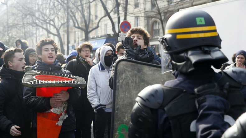 Scuffles & tear gas: Protesters clash with police during anti-labor reform rally in Paris (PHOTOS)