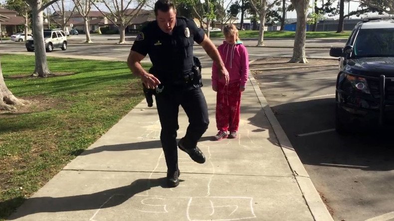 Cop plays hopscotch with homeless girl after rich neighbors snitch on her ‘suspicious’ behavior