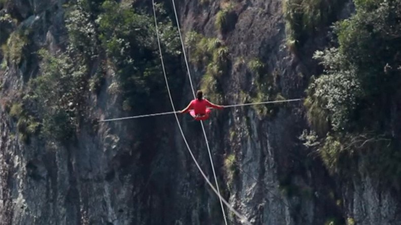 Crazy acrobats race across tightrope over 1,200m canyon (VIDEO)  