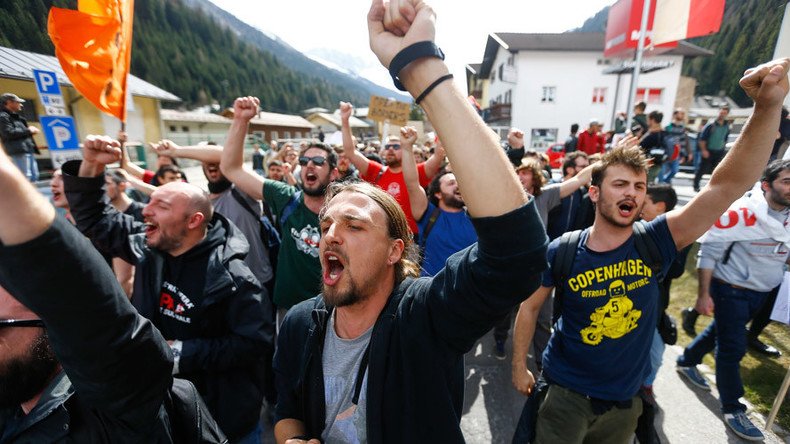 Flares, pepper spray & batons: Pro-refugee activists clash with police at Austrian border (VIDEO)