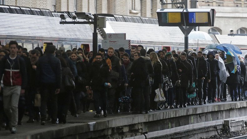 'Trained to shoot': 3k armed marshals in civilian clothing to patrol French trains