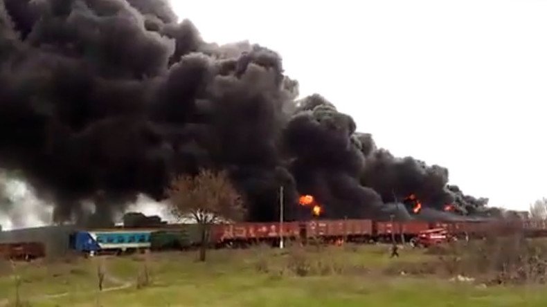 Pillars of smoke, massive blaze as oil tank ‘explodes’ in Lugansk, Ukraine (VIDEO)