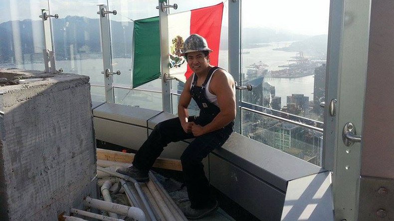 Mexican builder raises his flag above Trump Tower Vancouver (PHOTO)
