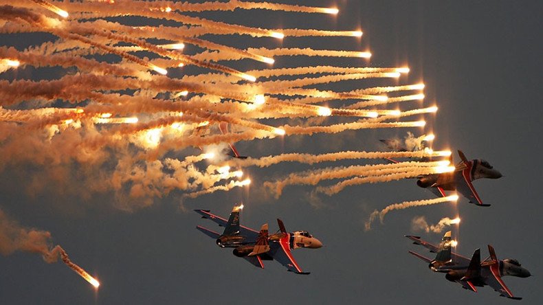 Fighter jet aerobatics by legendary Russian Knights will blow your mind (VIDEO)
