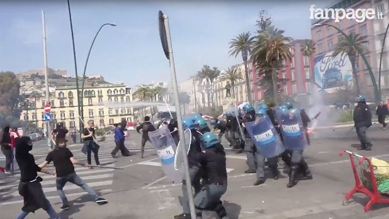 Italian police fire tear gas at demonstrators protesting PM's arrival in Naples (VIDEOS, PHOTOS)