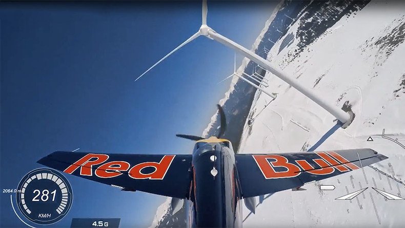 Slalom flying: Pilot zigzags through Alpine wind farm at 300 kph (VIDEOS)