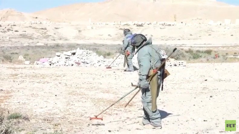 Russian experts & robots defuse over 1,500 mines in liberated Palmyra (VIDEO)