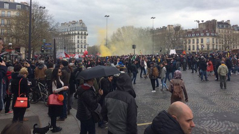 RT camerawoman injured amid Paris anti-labor reform protests