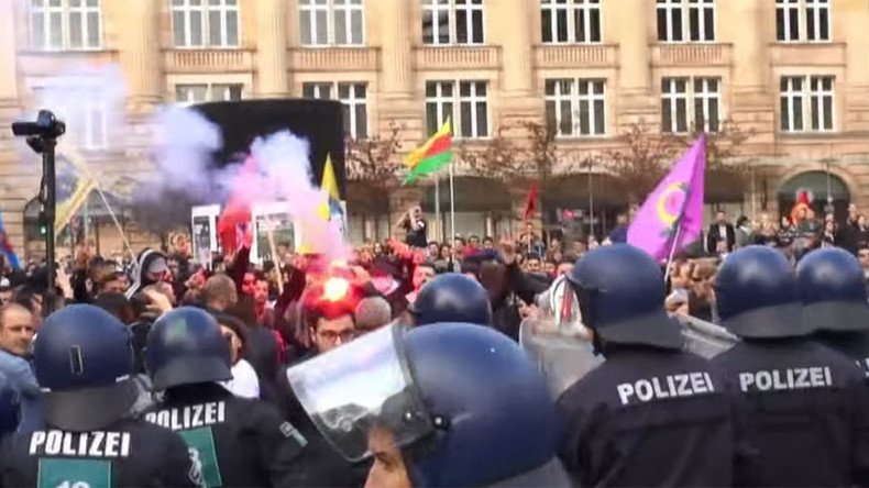 Hundreds pro-Erdogan & pro-Kurdish demonstrators clash across Germany (VIDEO)