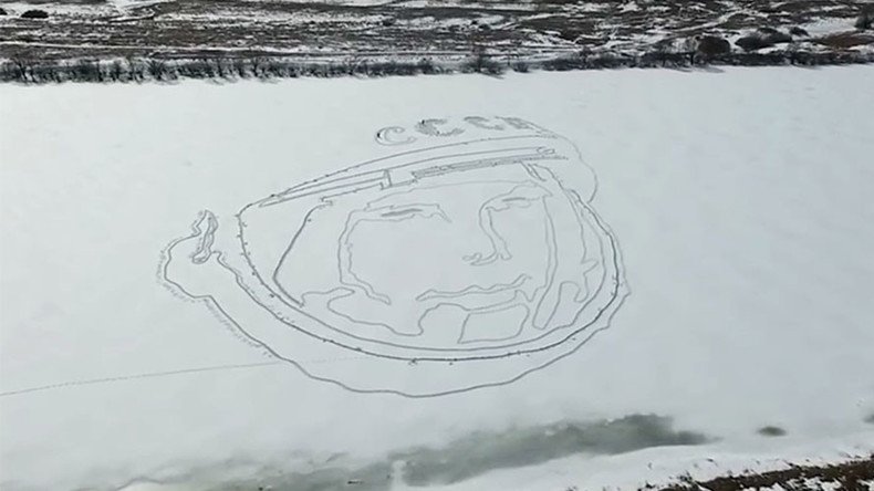 Giant Gagarin graces frozen Russian lake (VIDEO)