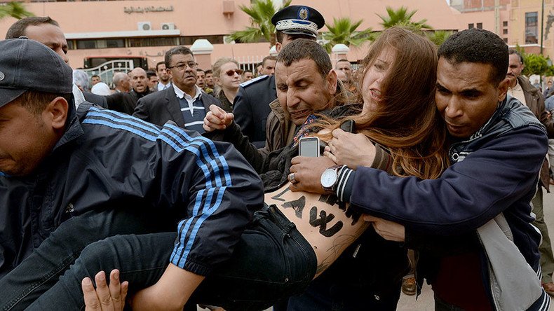 Topless FEMEN protesters deported from Morocco after defending two gay men on trial (VIDEO)