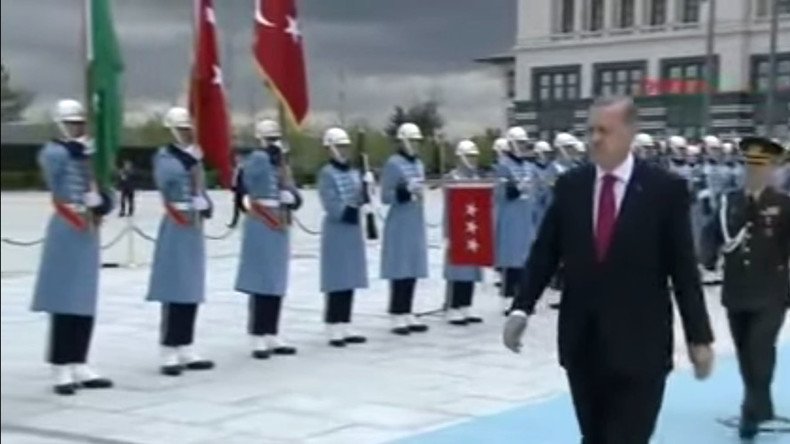 Erdogan greets Saudi King with Russian military march (VIDEO)