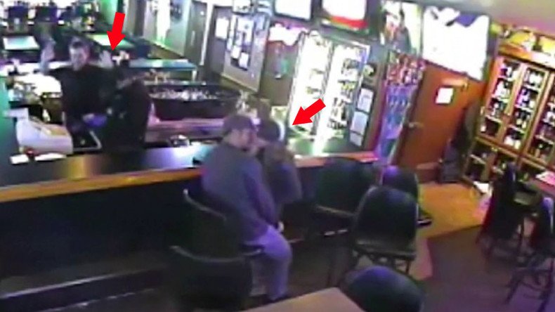 Love really is blind: Couple kiss on despite armed robbery (VIDEO)
