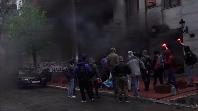 Ukrainian extremist mob pelts Russia Cooperation office in Kiev with flares & smoke bombs (VIDEO)