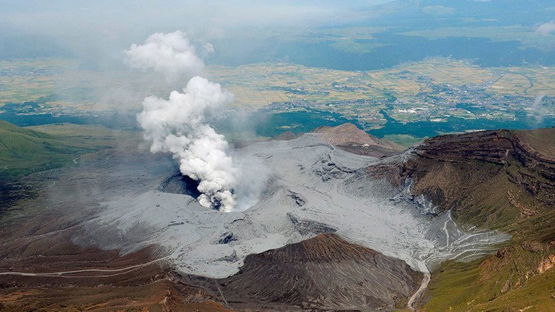 Mount Aso volcano erupts following violent earthquake streak in Japan (VIDEO)
