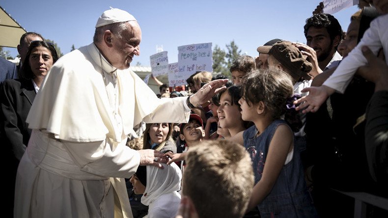 Pope Francis rescues 12 Syrian Muslim refugees, takes them from Greece to Rome