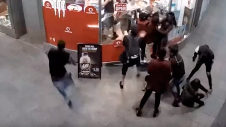 Aussie police release footage of teen mob attacking shopkeeper (VIDEO)