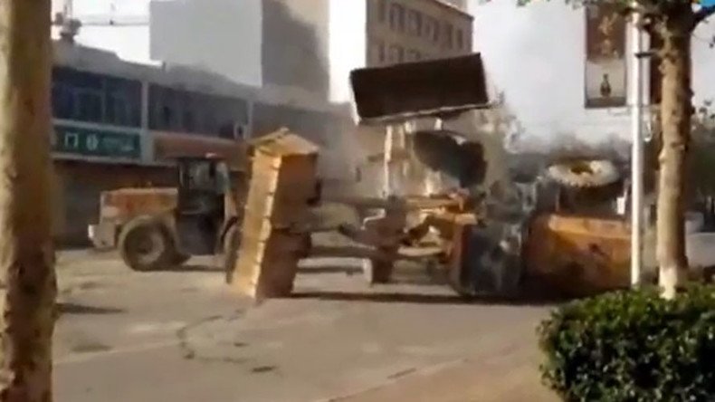 Loader Showdown: Rival builders clash with trucks in bizarre street battle (VIDEO)