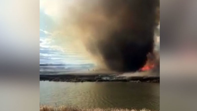 ‘Fire tornado’ forces Canadian to plunge into lake (VIDEO)