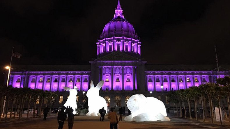 Purple pain: Landmarks across globe light up in fitting Prince tributes (PHOTOS, VIDEO)