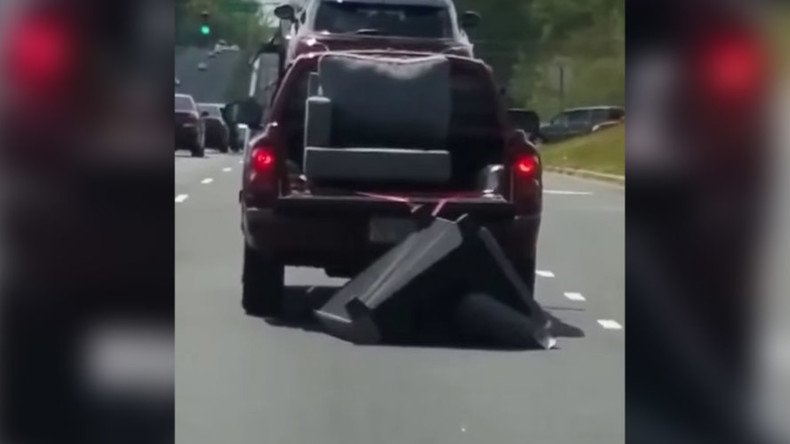 Clueless cops amazingly refuse to act as truck drags sofa along highway (VIDEO)