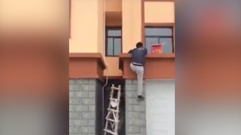 Classic ‘disappearing’ ladder trick pulled off with aplomb (VIDEO)