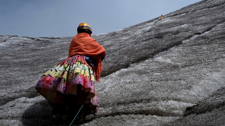 Daredevil Bolivian women scale mountaintops in traditional dress (PHOTOS, VIDEO)