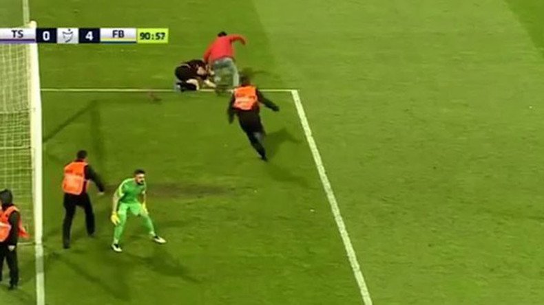 Turkish football match abandoned after fan beats up referee (VIDEO)