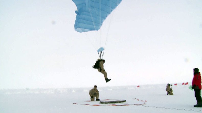 North Pole skydivers: Troops compete in precision landing on drifting Arctic ice floe (VIDEO)
