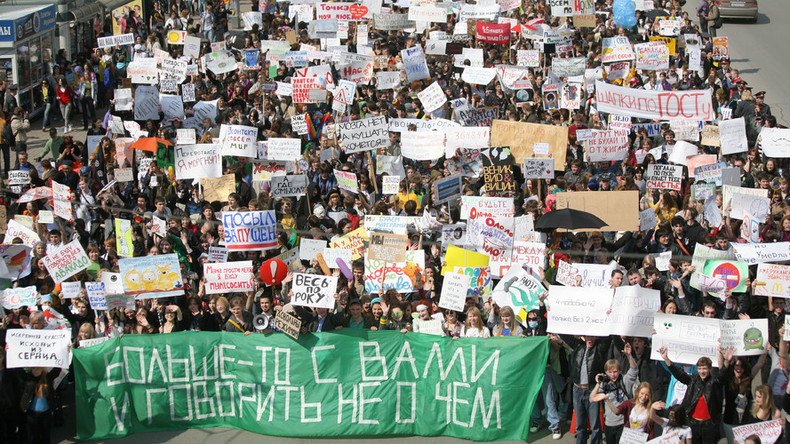 2,000 Siberian youths celebrate May 1 with absurdist apolitical rally (PHOTOS)