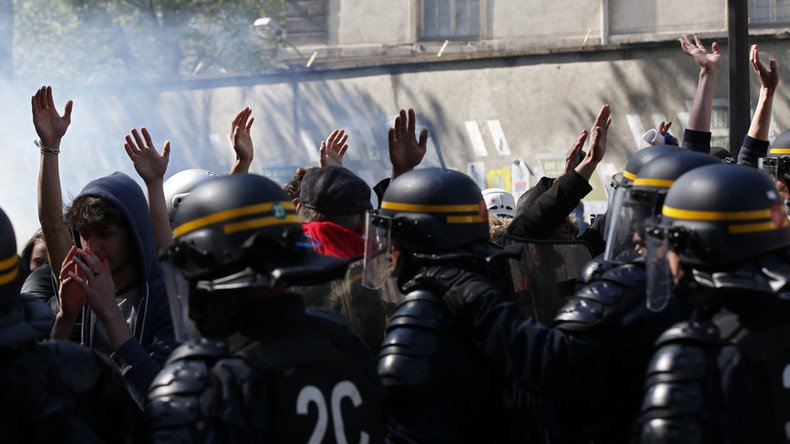 Protesters clash with riot police at May Day rally in Paris (VIDEO)