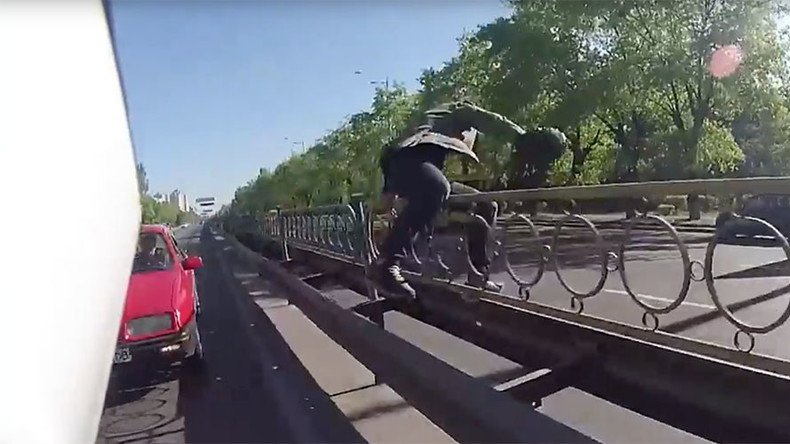 Biker ditches motorcycle mid-traffic to catch bag snatcher (VIDEO)