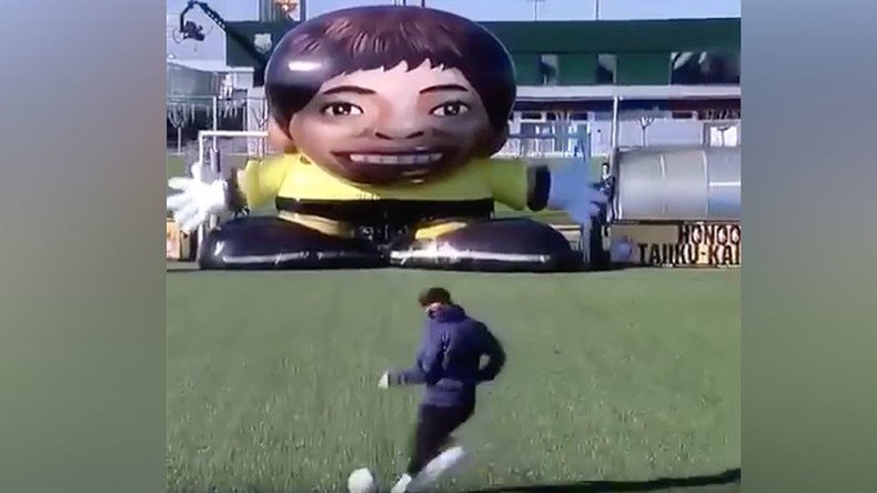 Lionel Messi takes on giant robot keeper – and wins! (VIDEO)