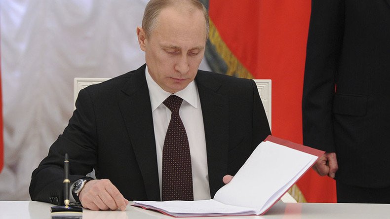 Putin signs bill to oust MPs for missing parliamentary sessions 