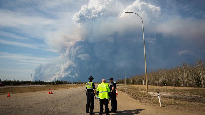 Mind-blowing plumes of smoke filmed in burning Alberta as more areas ordered to flee (PHOTOS, VIDEO)