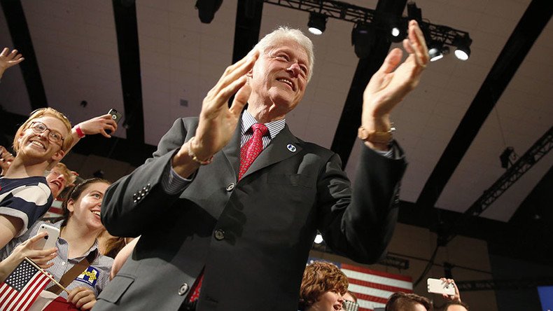 Really, Bill? Ex-prez Clinton serves up… fried chicken to black people in Kentucky 