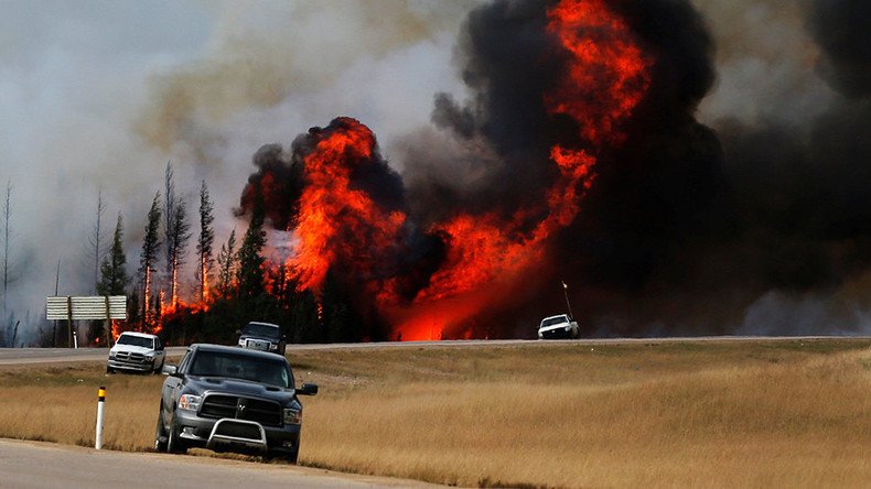 Alberta wildfires expected to burn for months, threaten oil sands mines (VIDEOS)