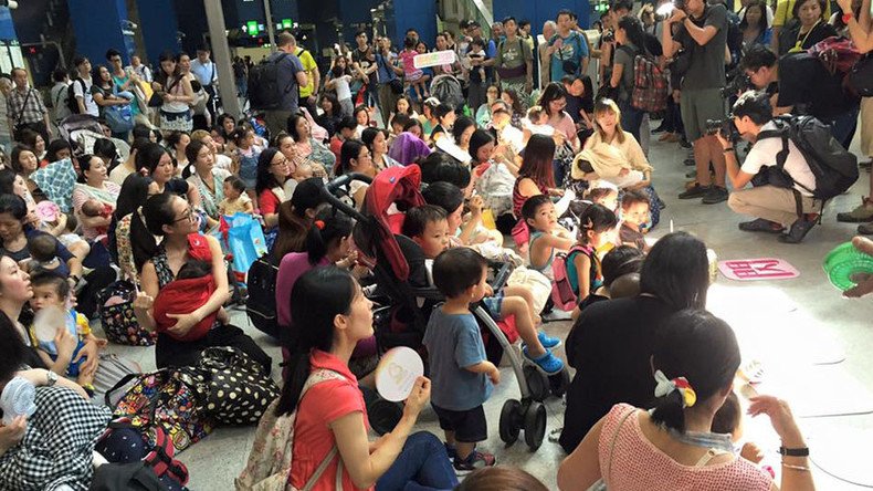 Breastfeeding flash mob takes over Hong Kong station to protest discrimination (VIDEO)