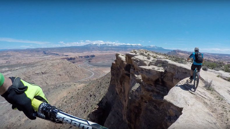 No margin for error: Cyclists dice with death on Utah canyon cliff edge (VIDEO) 