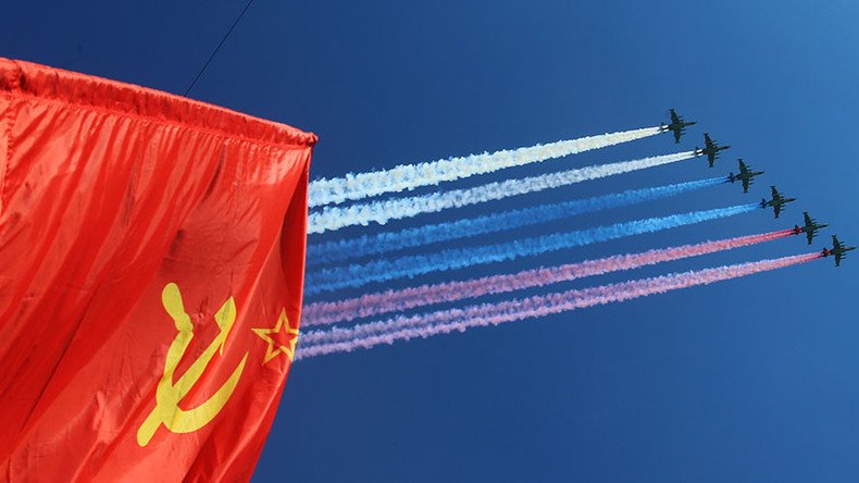 Battle-tested hardware, jets over Moscow & female officers: Best moments from V-Day parade (VIDEOS)