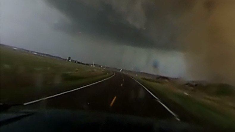 Storm chaser captures stunning 360 degree video of devastating tornado