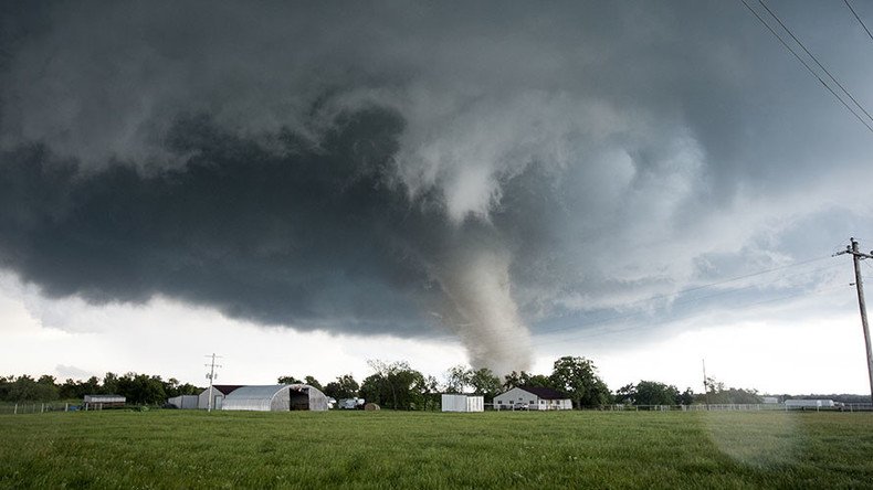 At least 2 killed as powerful tornado rips through Oklahoma (VIDEOS)