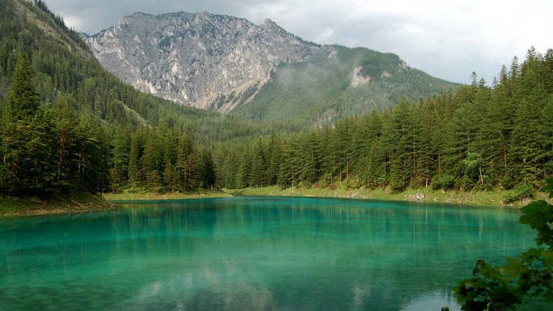 ‘Strong tourism & lack of toilet facilities’: Austria’s unique emerald-green lake ‘changes color’