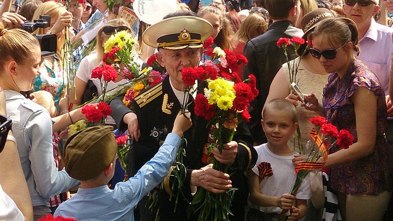 ‘Hug my Grandpa’: Hundreds greet 90yo who missed V-Day parade in Kaliningrad, Russia